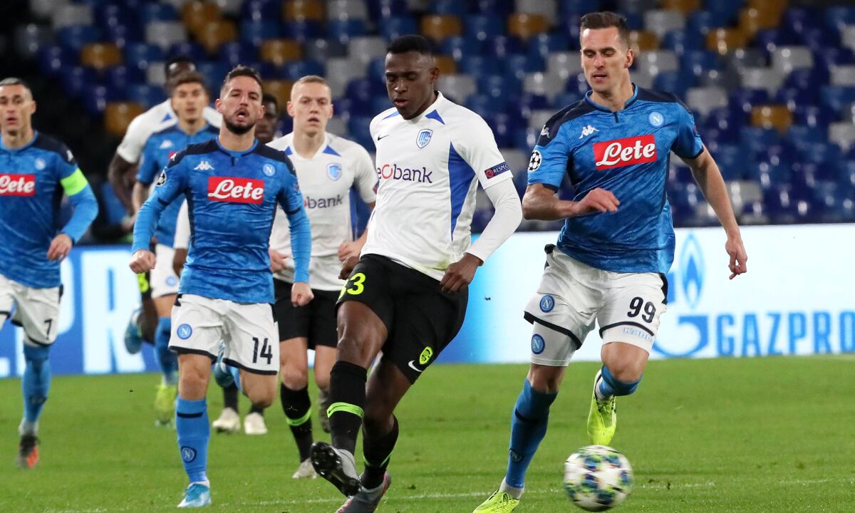 NAPLES, ITALY - DECEMBER 10: Jhon Lucumí of KRC Genk competes for the ball with Arkadiusz Milik and Dries Mertens of SSC Napoli during the UEFA Champions League group E match between SSC Napoli and KRC Genk at Stadio San Paolo on December 10, 2019 in Naples, Italy. (Photo by Getty Images/MB Media)