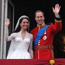 El príncipe William y su esposa Kate Middleton, a quien se le ha otorgado el título de Duquesa de Cambridge, saludan a la multitud desde el balcón del Palacio de Buckingham, Londres, después de su boda en la Abadía de Westminster. (Foto de John Stillwell / PA Images a través de Getty Images)