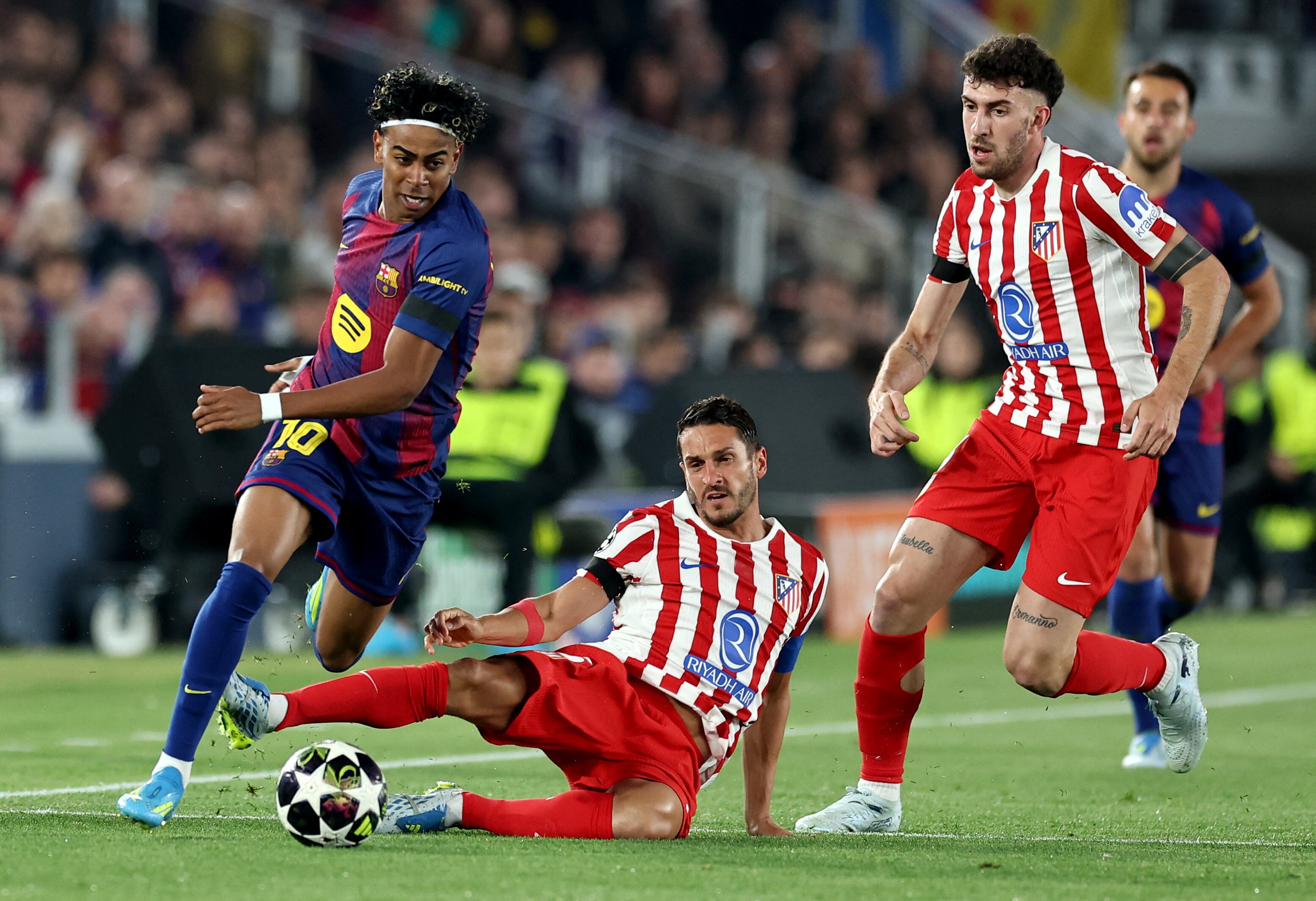 El delantero español del Barcelona, ​​Lamine Yamal (número 10), disputa el balón con el centrocampista español del Atlético de Madrid, Koke (número 6), durante el partido de ida de los cuartos de final de la Liga de Campeones de la UEFA entre el FC Barcelona y el Club Atlético de Madrid en el Camp Nou de Barcelona el 8 de abril de 2026. (Foto de Josep LAGO / AFP)