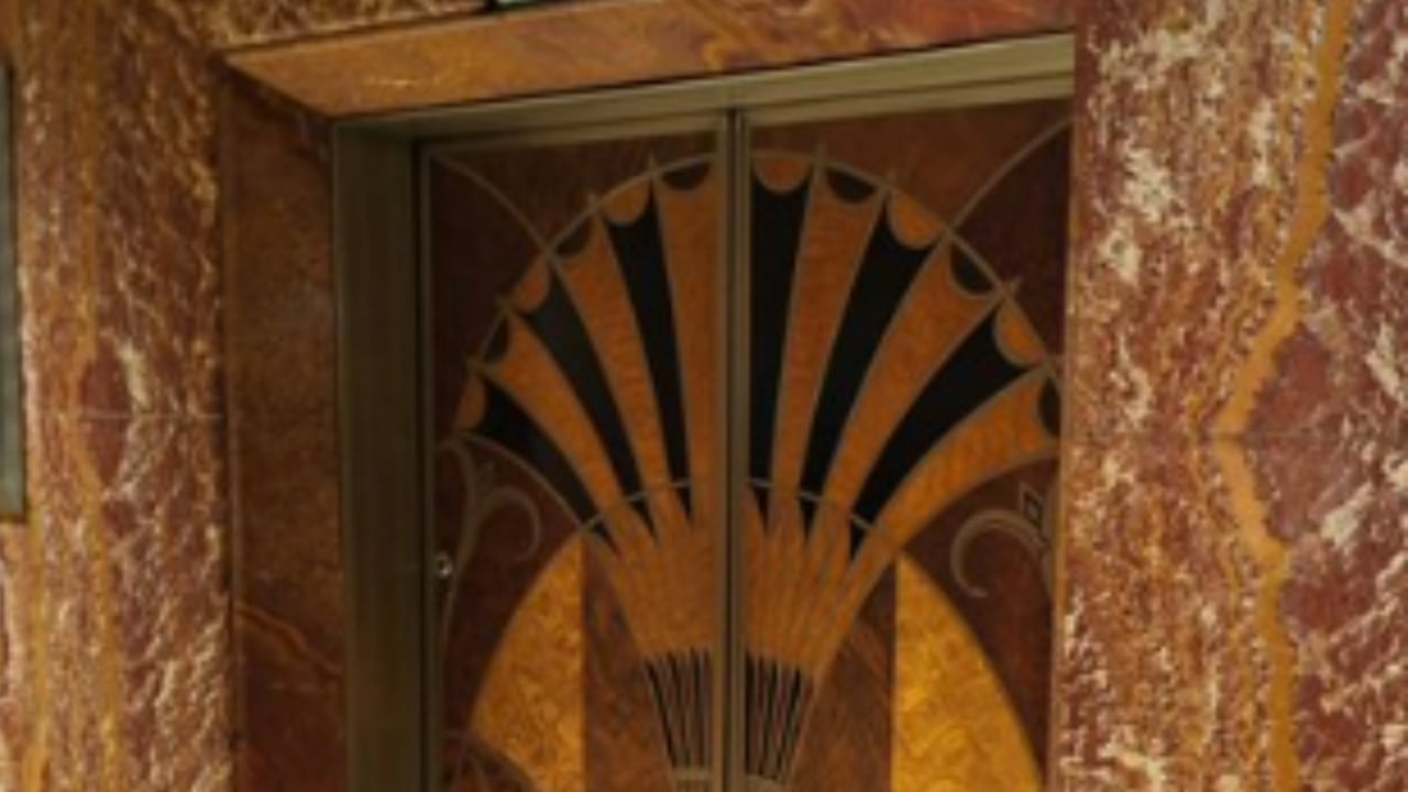 Desde ilustraciones minimalistas hasta obras digitales, los edificios incorporan creatividad en espacios cotidianos.