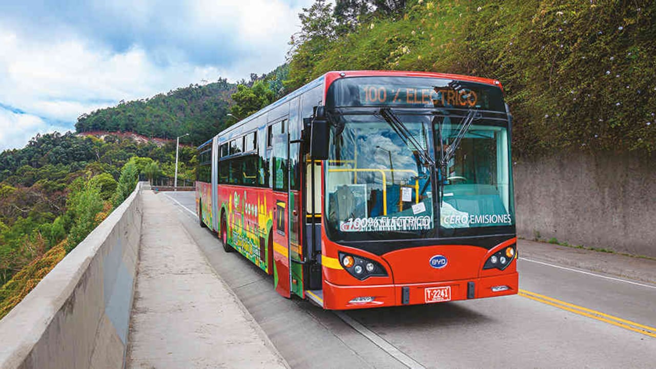 La licitación para renovar los viejos buses de Transmilenio ha tardado más tiempo del previsto. Una licitación en el gobierno Petro fracasó a última hora.