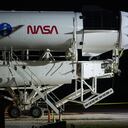 En esta imagen publicada por la NASA, un cohete SpaceX Falcon 9 con la nave espacial Crew Dragon a bordo se lanza a la plataforma de lanzamiento en el Complejo de lanzamiento 39A el 27 de octubre de 2021, mientras continúan los preparativos para la misión Crew-3 en el Kennedy Space de la NASA. Center en Florida. - La misión SpaceX Crew-3 de la NASA es la tercera misión de rotación de la tripulación de la nave espacial SpaceX Crew Dragon y el cohete Falcon 9 a la Estación Espacial Internacional. Los astronautas de la NASA Raja Chari, Tom Marshburn, Kayla Barron y el astronauta de la ESA Matthias Maurer están programados para el lanzamiento el 31 de octubre a las 02: 21EDT (06: 21GMT). (Foto de Joel KOWSKY / NASA / AFP) / RESTRINGIDO AL USO EDITORIAL - CRÉDITO OBLIGATORIO "AFP PHOTO / NASA / Joel Kowsky" - SIN MARKETING - SIN CAMPAÑAS DE PUBLICIDAD - DISTRIBUIDO COMO SERVICIO A LOS CLIENTES