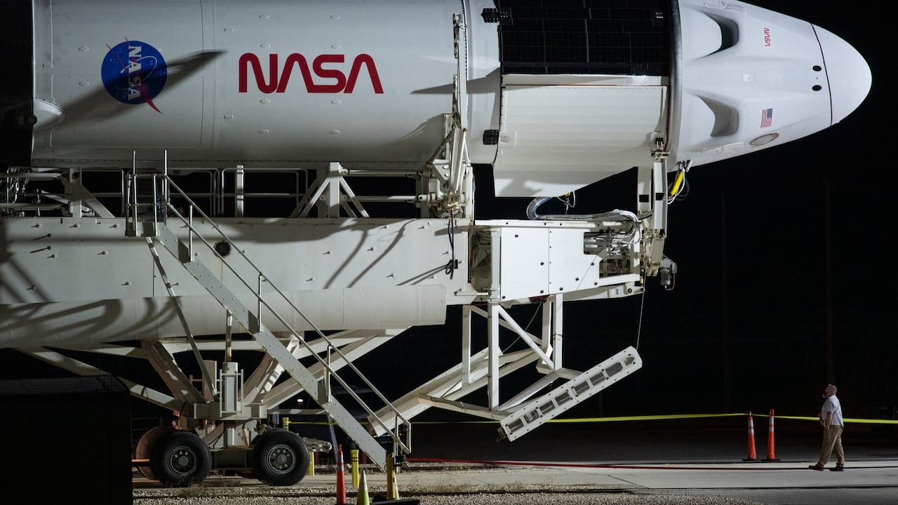 En esta imagen publicada por la NASA, un cohete SpaceX Falcon 9 con la nave espacial Crew Dragon a bordo se lanza a la plataforma de lanzamiento en el Complejo de lanzamiento 39A el 27 de octubre de 2021, mientras continúan los preparativos para la misión Crew-3 en el Kennedy Space de la NASA. Center en Florida. - La misión SpaceX Crew-3 de la NASA es la tercera misión de rotación de la tripulación de la nave espacial SpaceX Crew Dragon y el cohete Falcon 9 a la Estación Espacial Internacional. Los astronautas de la NASA Raja Chari, Tom Marshburn, Kayla Barron y el astronauta de la ESA Matthias Maurer están programados para el lanzamiento el 31 de octubre a las 02: 21EDT (06: 21GMT). (Foto de Joel KOWSKY / NASA / AFP) / RESTRINGIDO AL USO EDITORIAL - CRÉDITO OBLIGATORIO "AFP PHOTO / NASA / Joel Kowsky" - SIN MARKETING - SIN CAMPAÑAS DE PUBLICIDAD - DISTRIBUIDO COMO SERVICIO A LOS CLIENTES