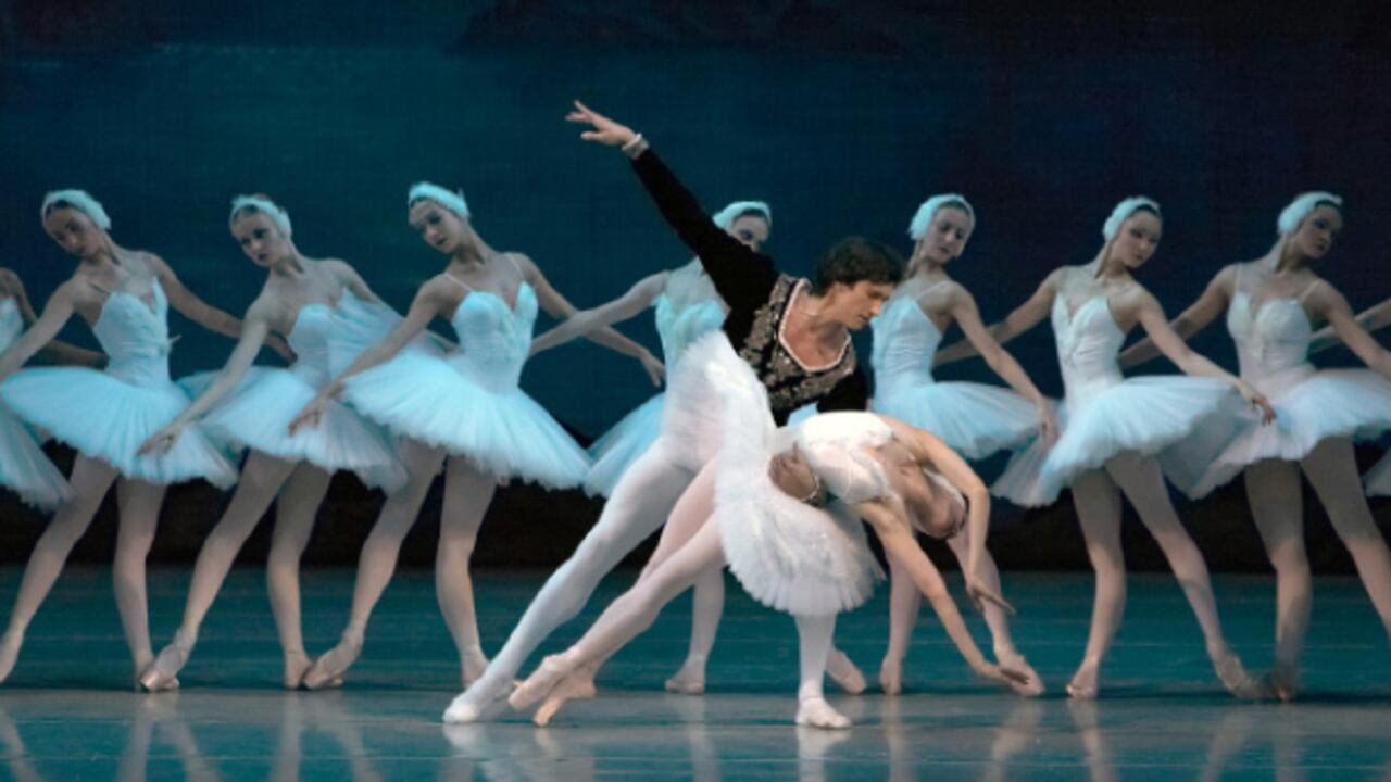 Antes de ser director artístico del Teatro Bolshói, Sergei Filin era apodado el príncipe del ‘ballet’ ruso. Llevaba dos años a la cabeza de la compañía cuando un hombre lo atacó con ácido. Ahora se recupera de las quemaduras de tercer grado en una clínica belga.