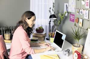 Para que el lugar de trabajo sea seguro se debe contar con una silla y escritorio cómodos, además, se necesita una buena iluminación.