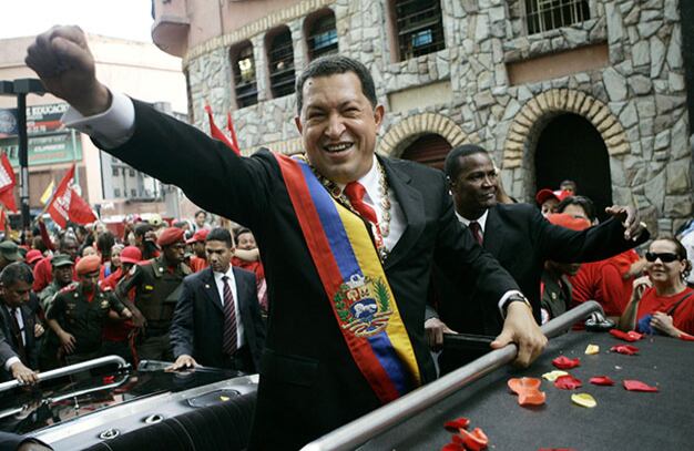 Si hay algo que se le criticó siempre a Chávez fue estar en el poder por cuatro periodos presidenciales, en la foto celebra su tercera posesión el 10 de enero de 2007.