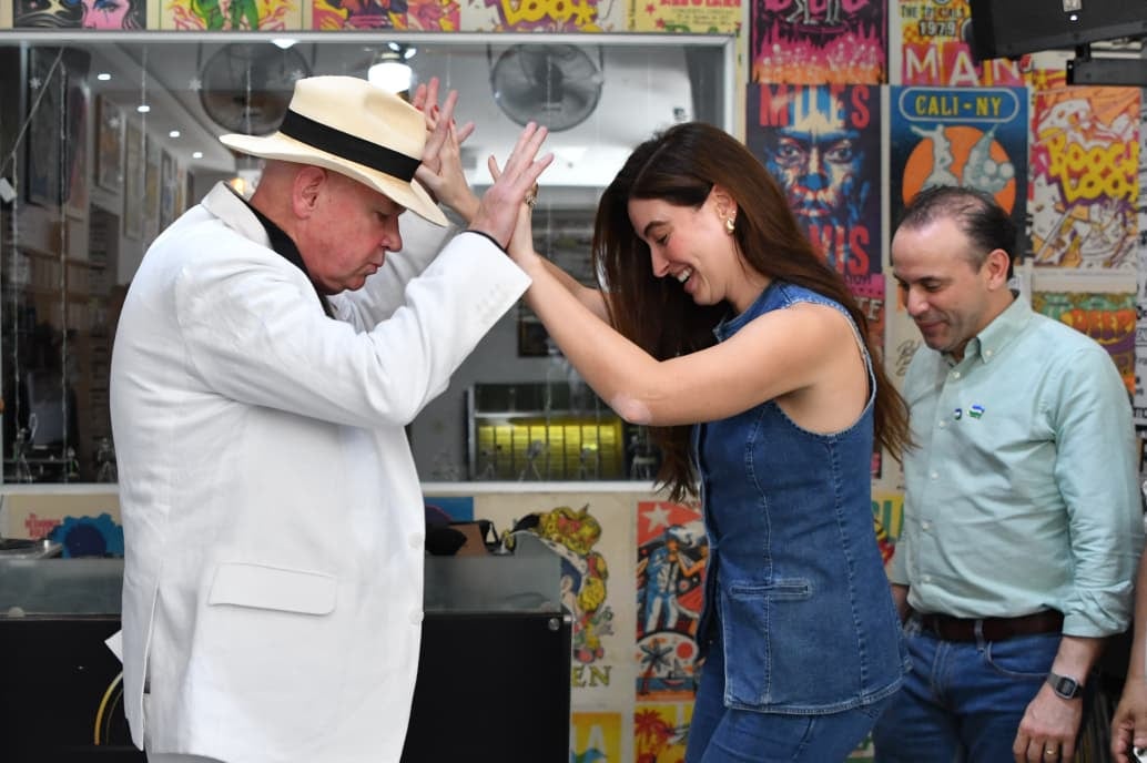 Embajador encargado de Estados Unidos en Colombia bailando con Taliana Vargas