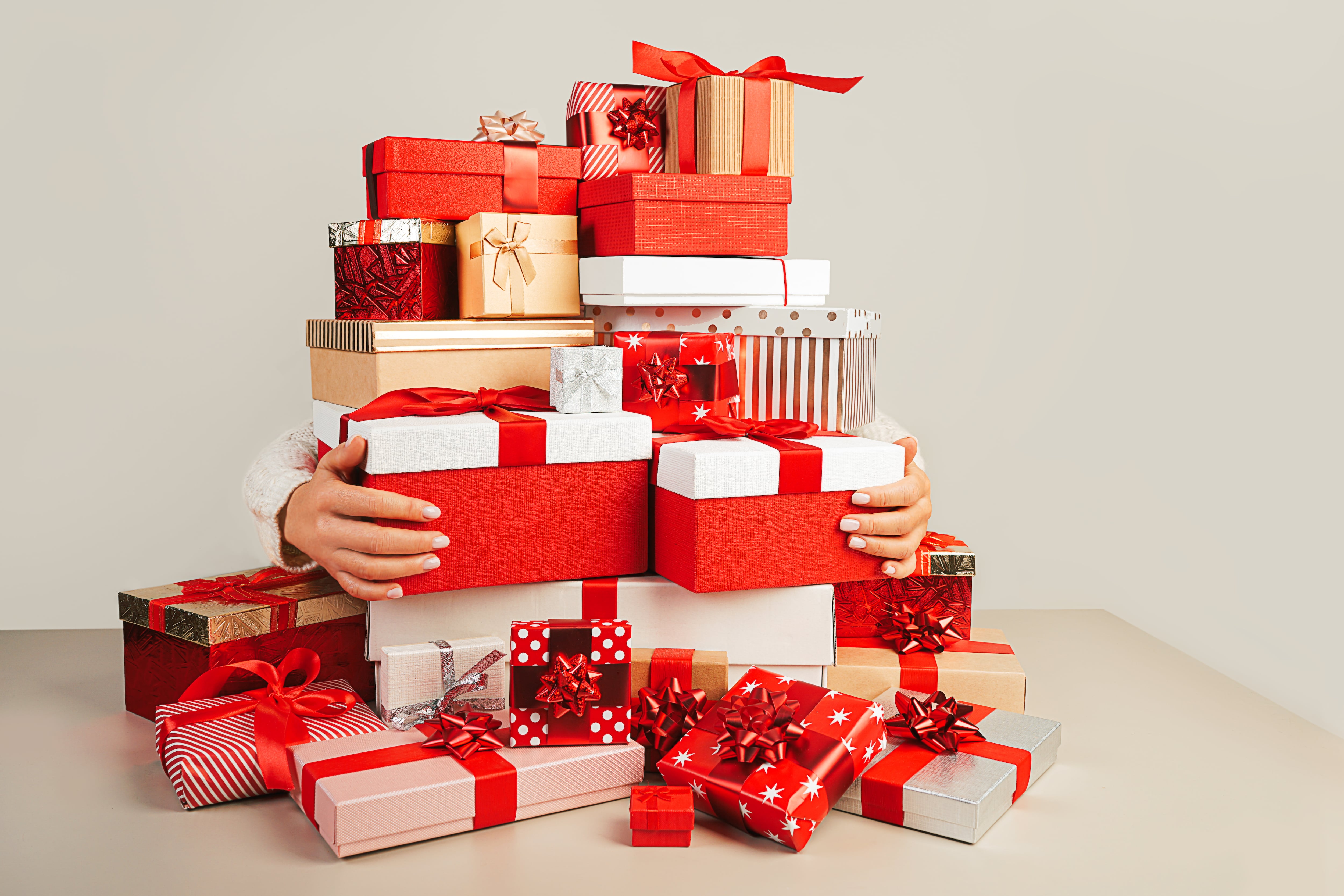 Intercambiar regalos durante esta fecha es una tradición en muchos países.