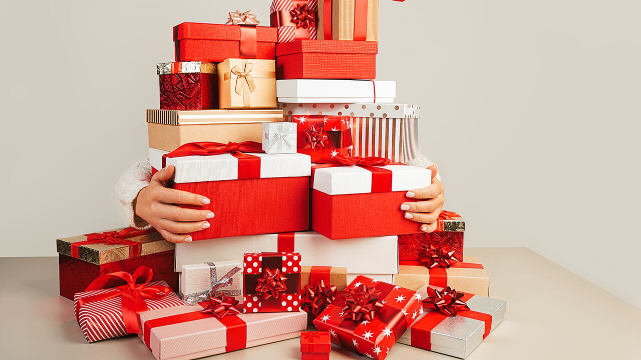 Intercambiar regalos durante esta fecha es una tradición en muchos países.