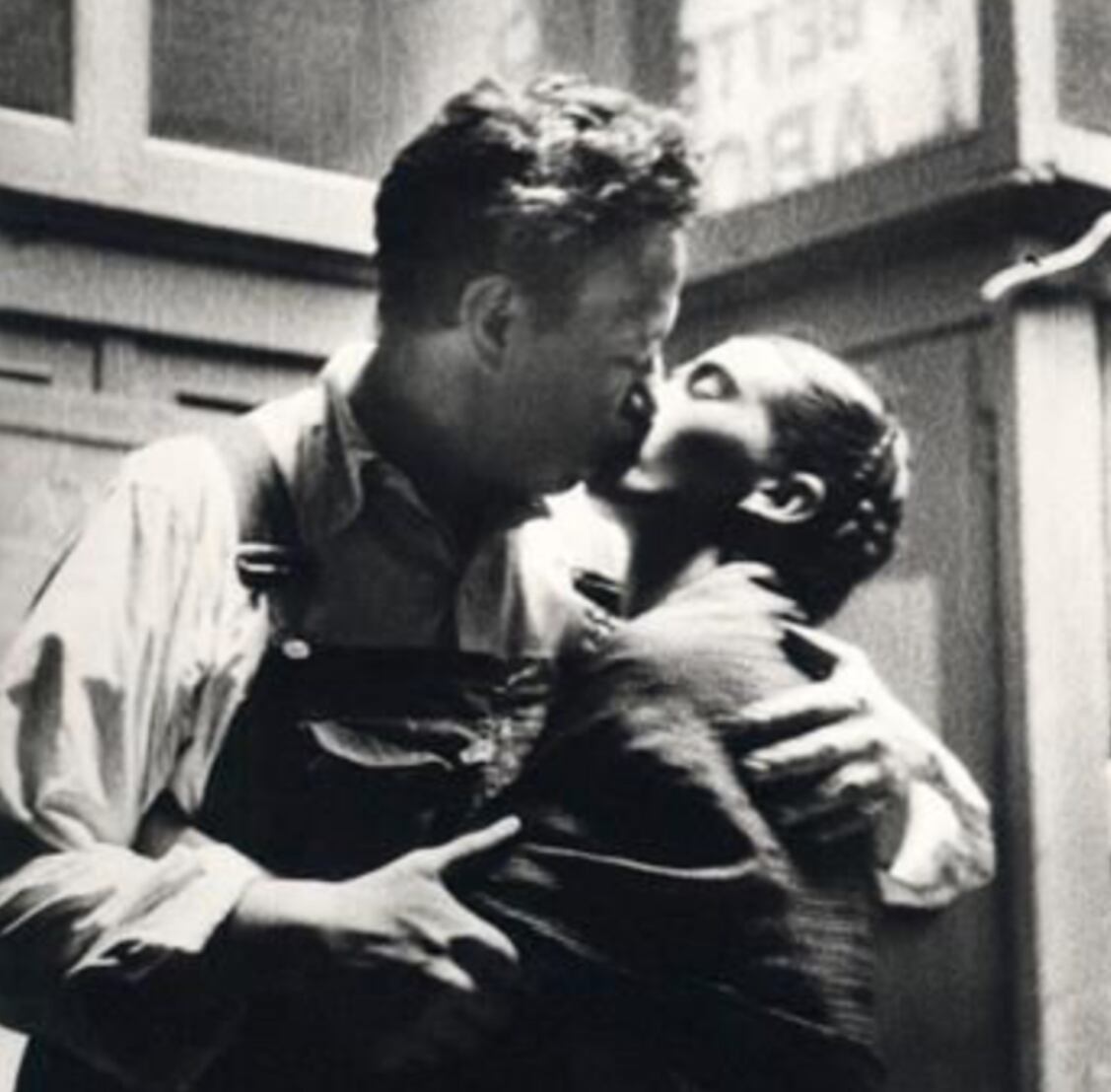 Diego y Frida pillados besándose, New Workers School, 1933.