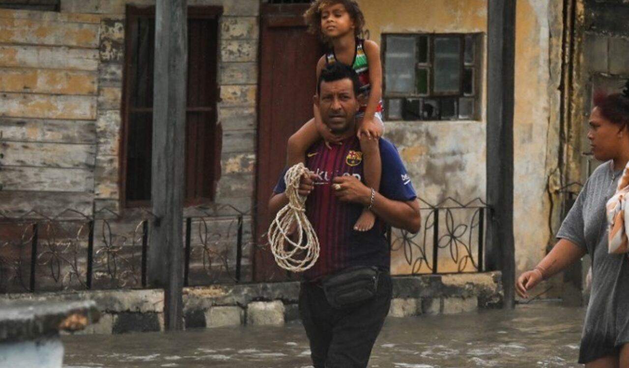 El huracán Ian causó varios destrozos en Cuba. Varias calles se inundaron y los padres tuvieron que llevar a sus hijos en hombros