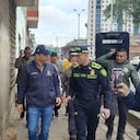Alcalde Alejandro Eder realizando el recorrido en el barrio San Pascual durante la demolición de edificaciones.
