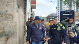 Alcalde Alejandro Eder realizando el recorrido en el barrio San Pascual durante la demolición de edificaciones.