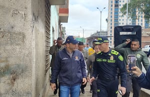 Alcalde Alejandro Eder realizando el recorrido en el barrio San Pascual durante la demolición de edificaciones.