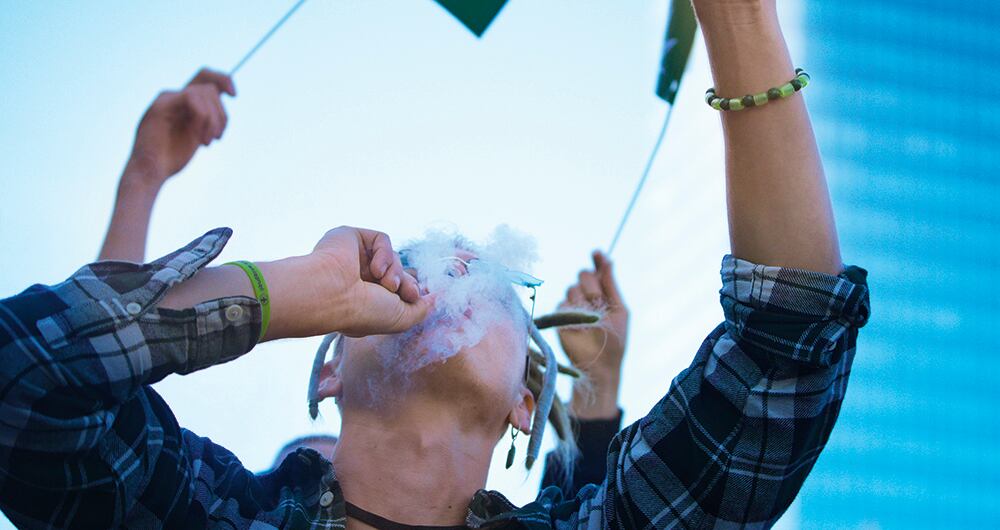 Joven fumando Marihuana