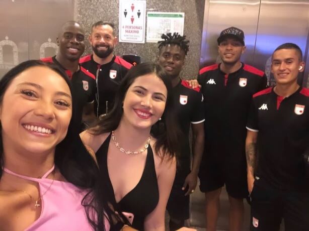La creadora de contenido para adultos compartió una foto con jugadores de Santa Fe luego de la goleada en Barrancabermeja. Foto: Instagram @spencer_castillo29