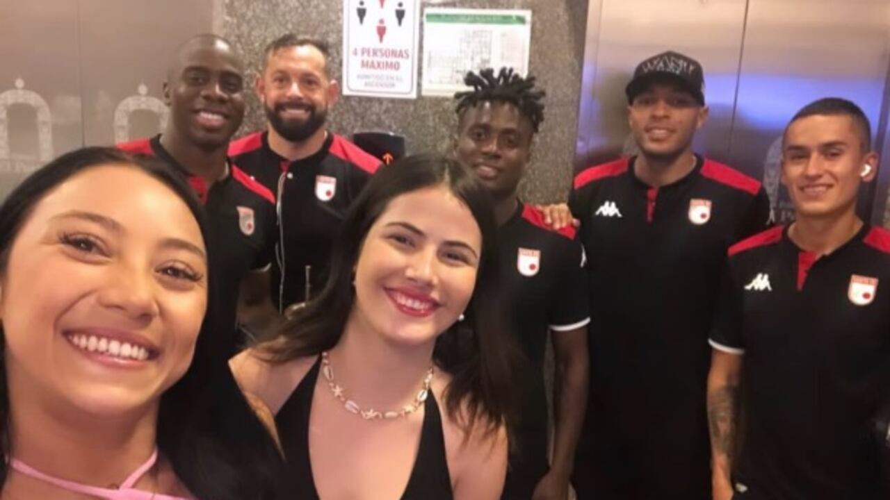 La creadora de contenido para adultos compartió una foto con jugadores de Santa Fe luego de la goleada en Barrancabermeja. Foto: Instagram @spencer_castillo29