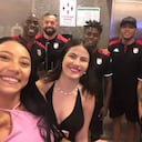 La creadora de contenido para adultos compartió una foto con jugadores de Santa Fe luego de la goleada en Barrancabermeja. Foto: Instagram @spencer_castillo29