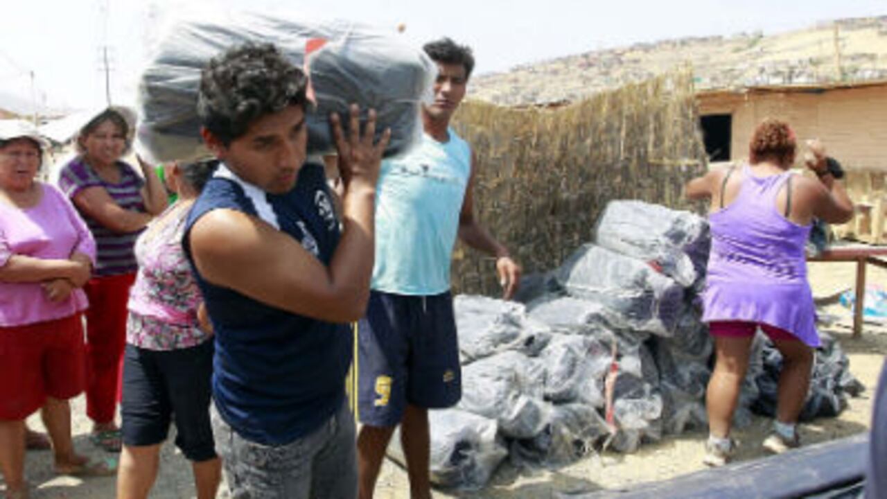 La Defensa Civil peruana entregó algunos apoyos a la familias damnificadas por incendio en el distrito de Ancón.