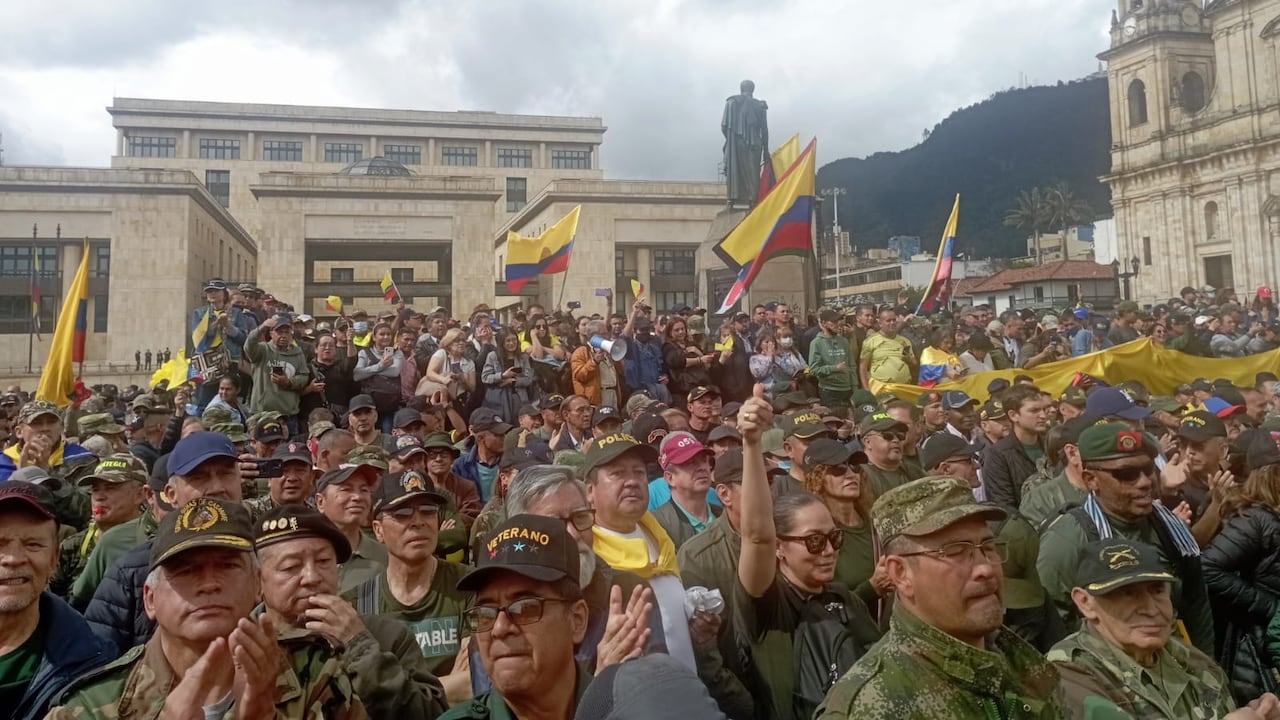 Miembros de la reserva activa de la fuerza pública se tomaron la plaza de Bolívar para protestar contra el presidente Gustavo Petro.