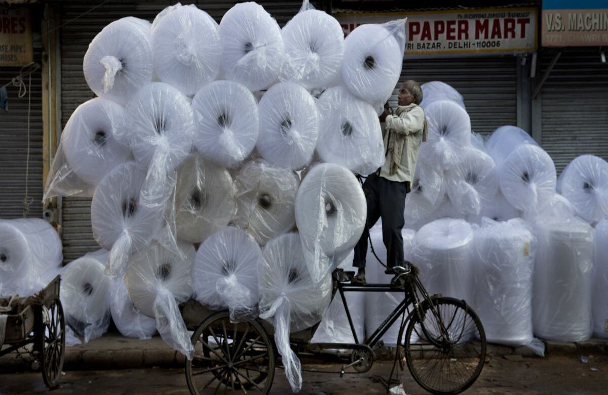 Un hombre en la India carga su bicicleta con productos del Bazar Chawri. Se dice que el bazar, que comenzó en el siglo 19, fue el primero de su tipo en Nueva Delhi. (AP)