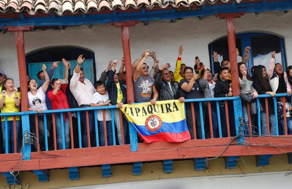 La fiesta no paró en la ciudad donde hizo sus primeros años el campeón del Tour de Francia. Los zipaquireños cantaron su himno más orgullosos que nunca. Foto: León Darío Peláez / SEMANA