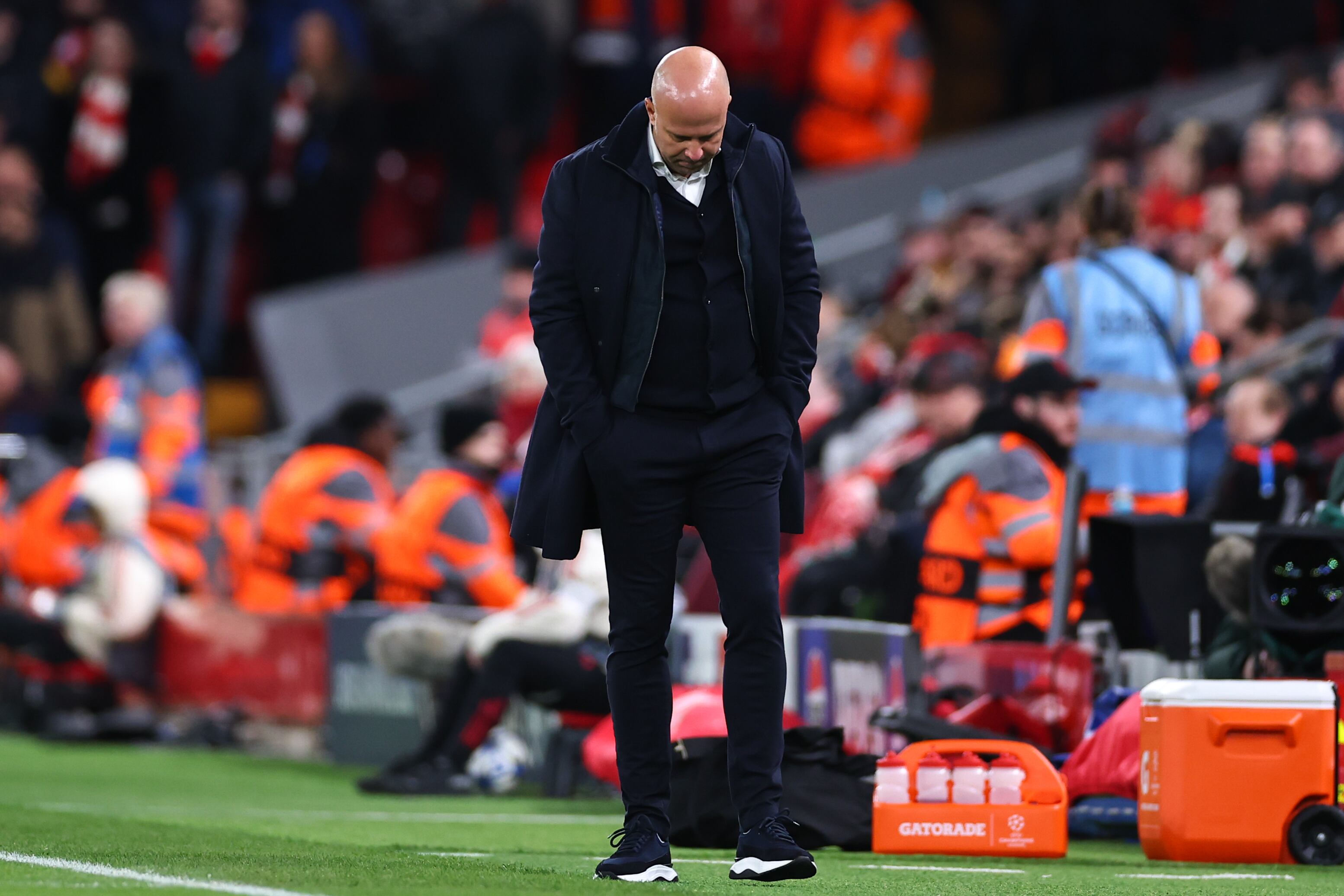 Arne Slot dirigiendo a Liverpool contra PSV.