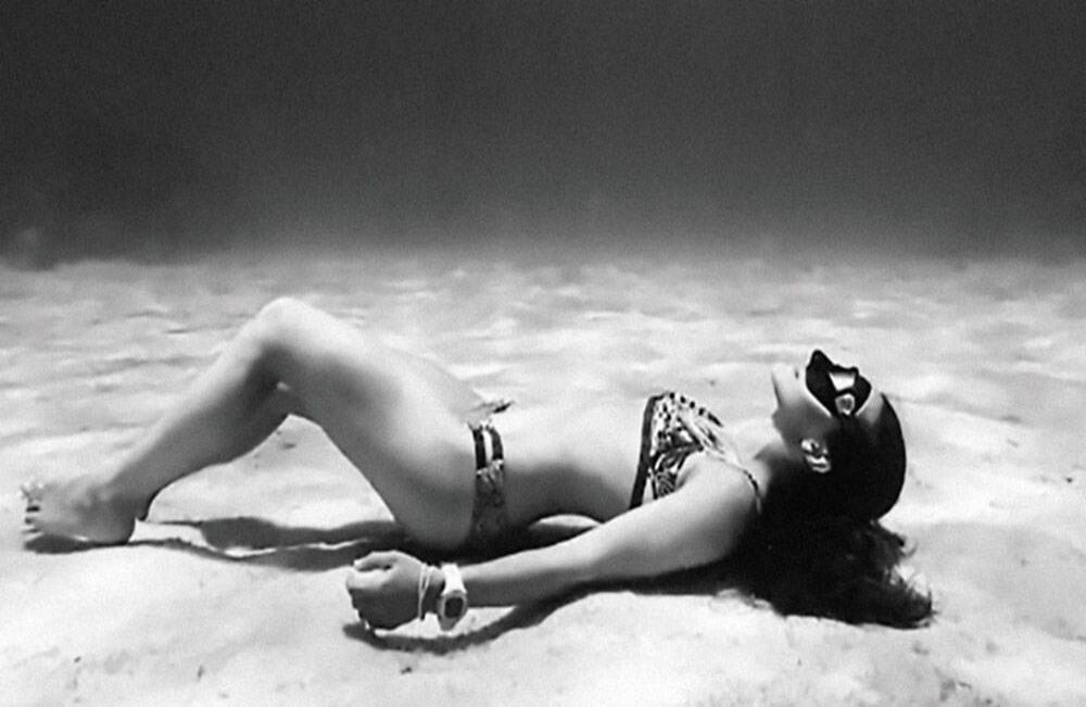 Bromea con que ella "en el fondo es buena". Pero realmente  su mantra, cuando hace una inmersión, es: "Paz, amor, tranquilidad, azul"