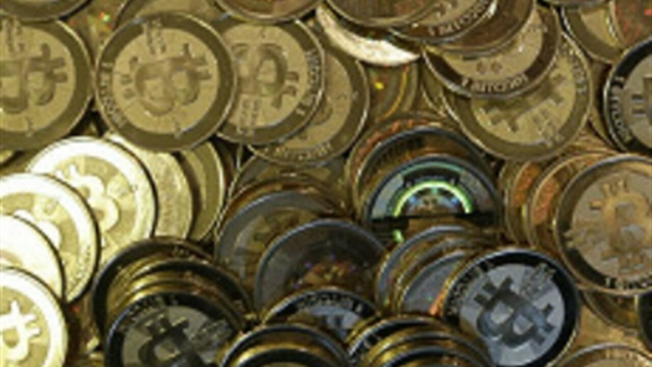 Datos diarios del precio del Bitcoin en dólares desde julio de 2010, revelan que la moneda virtual llegó a tener, de un día para otro, una subida máxima del 52,9% y una caída del 38,8%.