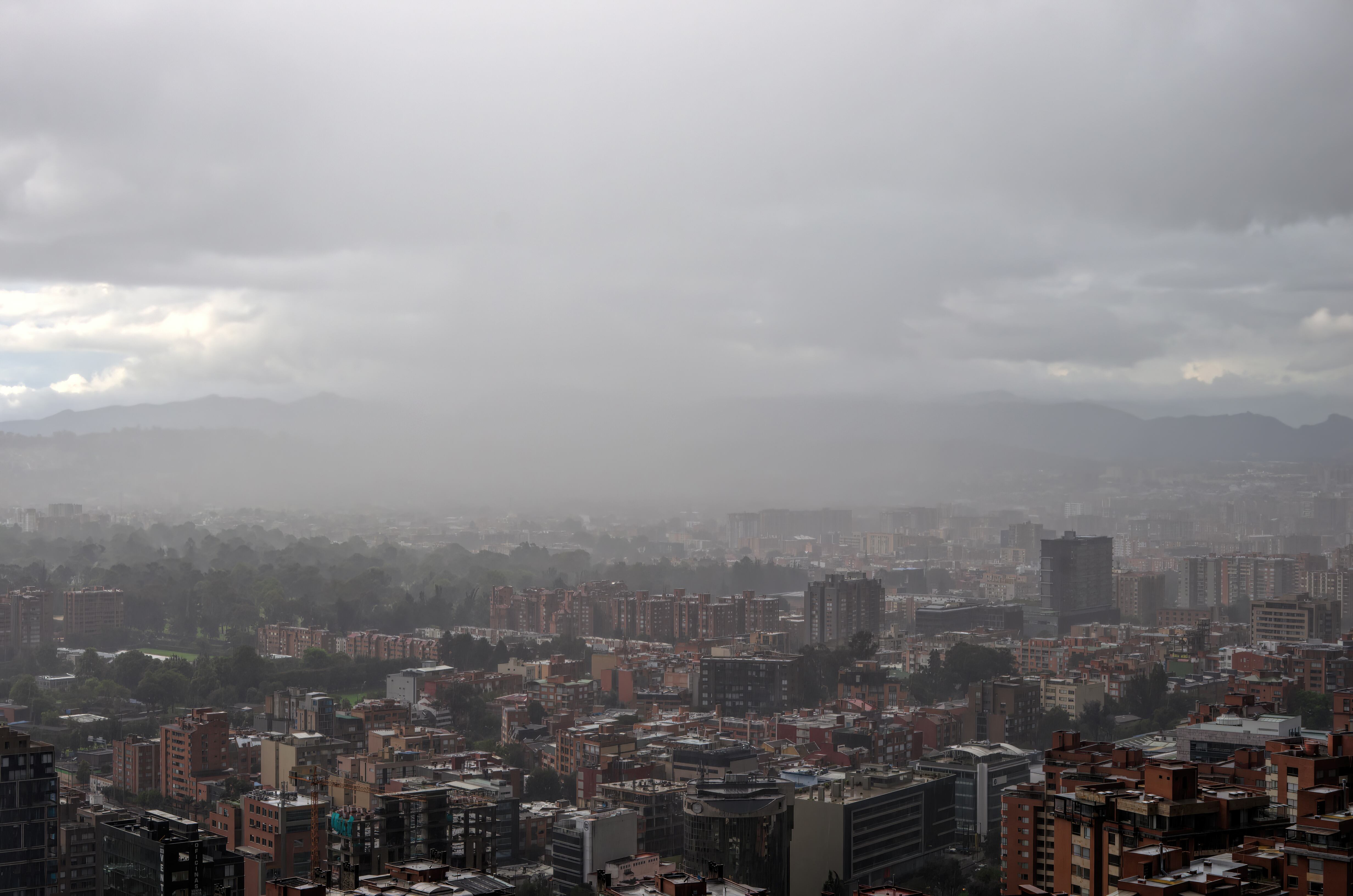 Cielos mayormente nublados y lluvias intermitentes marcarán la jornada en Bogotá, con mayor intensidad en horas de la tarde y la noche.