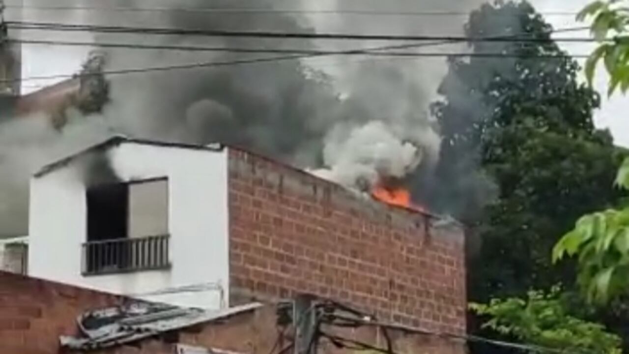 Videos: incendio acabó con el 90 % de una vivienda en Bello, Antioquia.