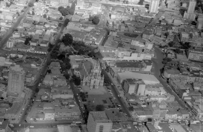 1972. Chapinero, iglesia y parque de Lourdes.