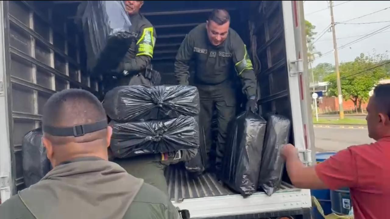 Policías descargando camión con más de dos toneladas de marihuana.