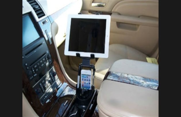 Si no tiene GPS, pero tiene una tableta, lo ideal es comprarle una base como esta para que pueda usar el GPS del dispositivo mientras maneja.  Puede comprarla en Unilago, Amazon o Mercado Libre.