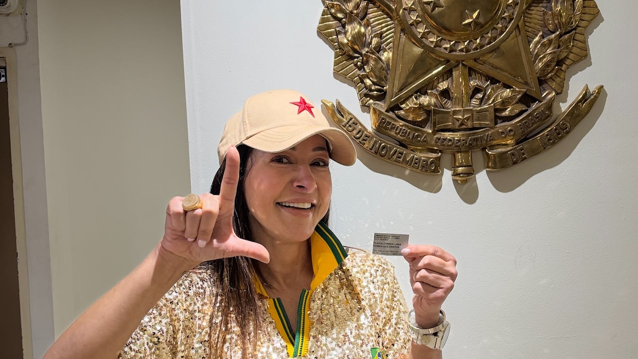 Flavia Dos Santos celebra el triunfo de Lula da Silva.
