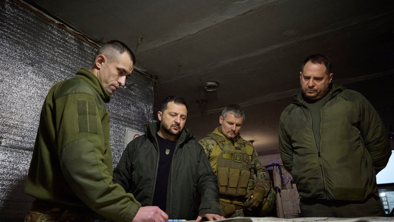 En esta foto proporcionada por la Oficina de Prensa Presidencial de Ucrania, el presidente ucraniano, Volodymyr Zelenskyy (segundo a la izquierda), observa un mapa durante su visita a la 110.ª brigada mecanizada ucraniana