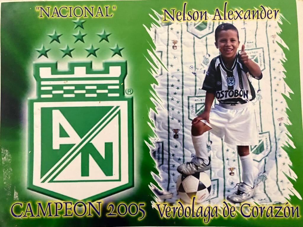 Nelson Deossa en una foto cuando era niño vestido con el uniforme de Nacional