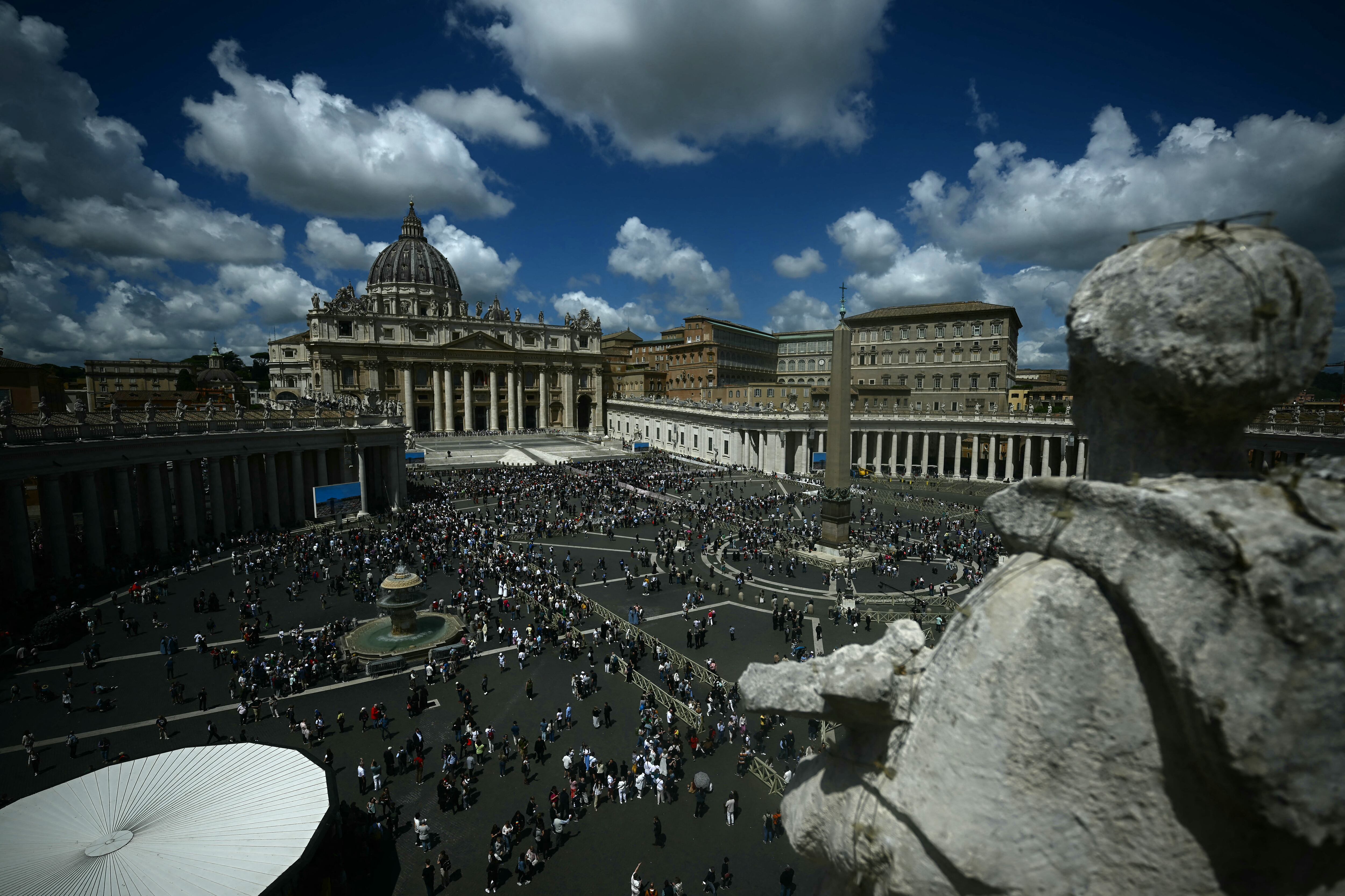 Las miles de personas congregadas a mediodía en la plaza vaticana de San Pedro acogieron entre aplausos y decepción la segunda fumata negra, después de la que se elevó la víspera sobre el cielo de la Ciudad Eterna.
