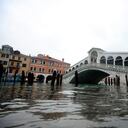 El área alrededor del puente de Rialto se inundó después de una marea alta, en Venecia, Italia. Foto: Anteo Marinoni / LaPresse vía AP.