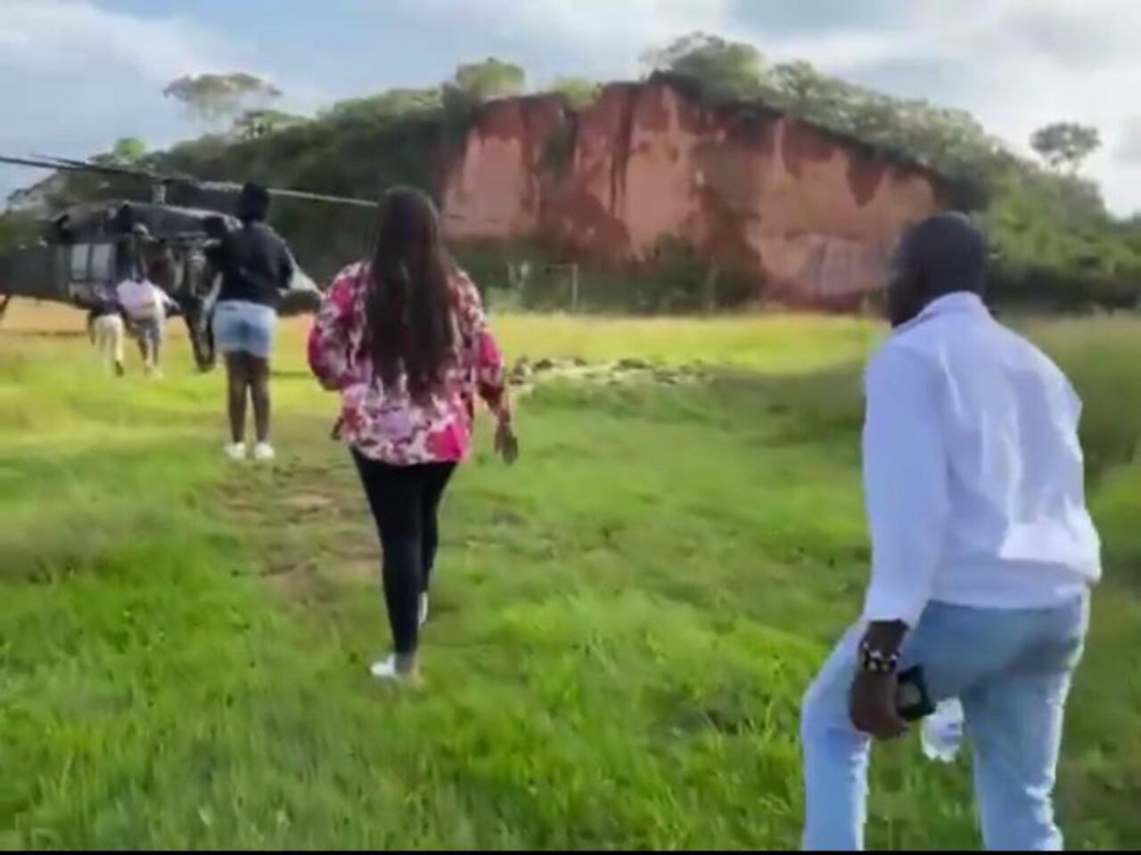 En helicóptero fueron trasladados hacia Bogotá los familiares de Francia Márquez.
Foto tomada de X