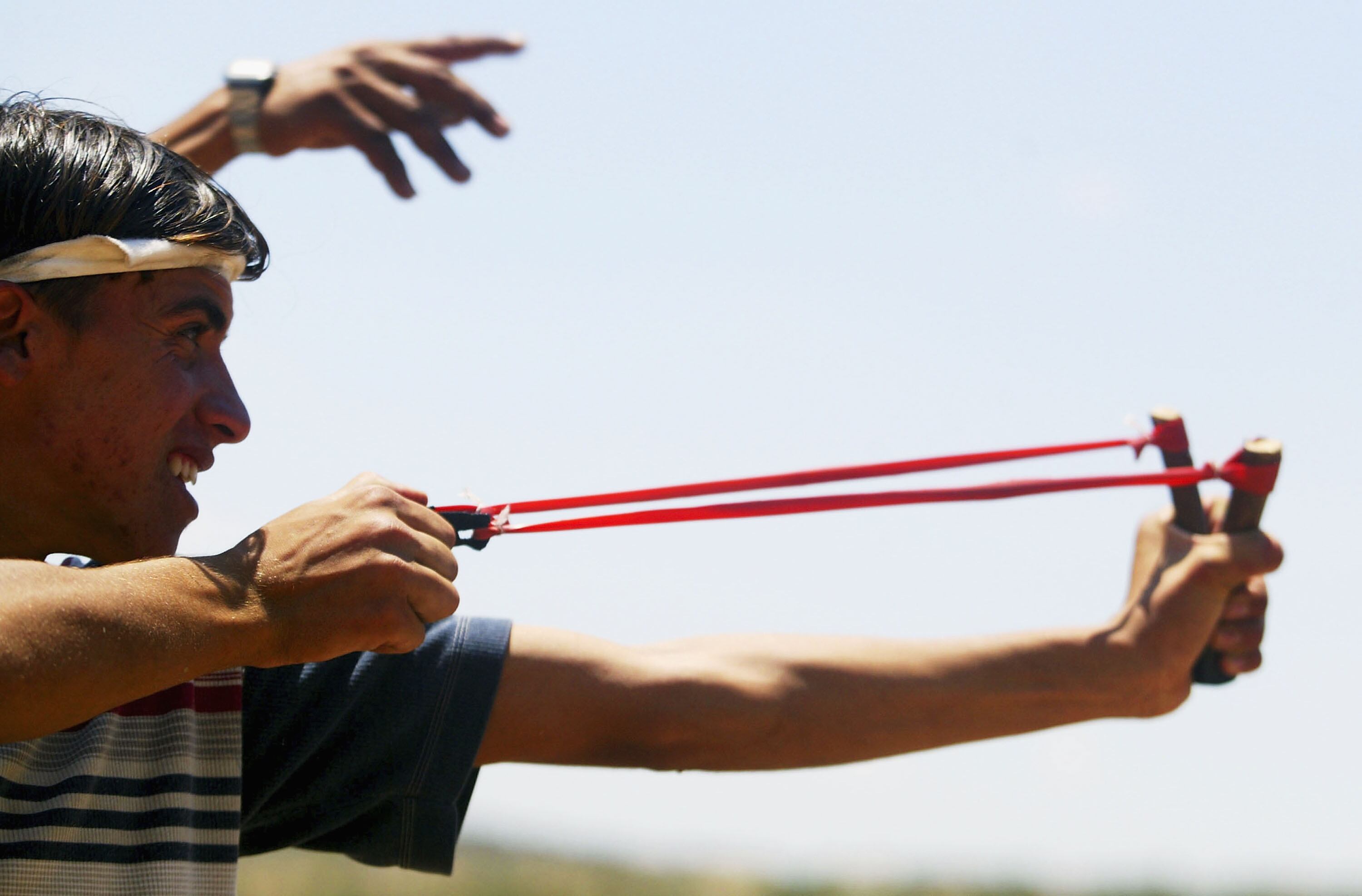 La resortera o tirachinas son armas artesanales que han sido usadas en diferentes conflictos alrededor del mundo