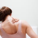 El dolor en el hombro puede ser un síntoma de esta enfermedad.