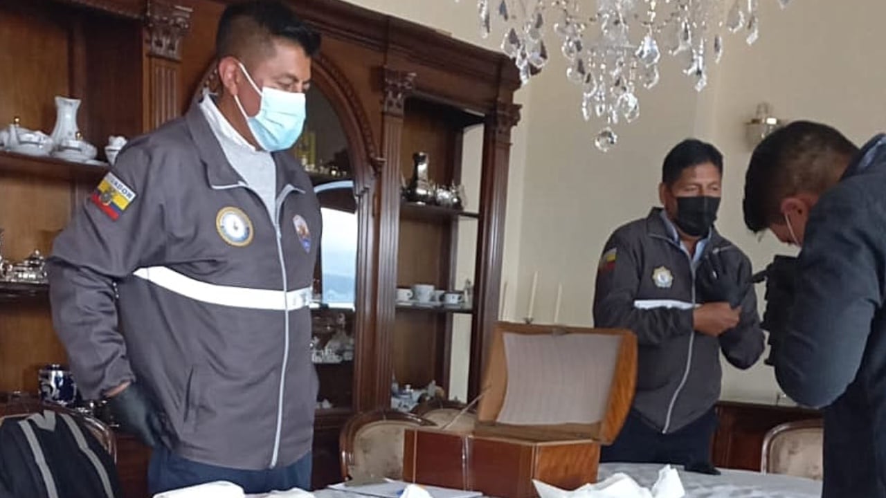 Momento en el que la Fiscalía de Ecuador ingresa a la casa del expresidente de Ecuador Lenín Moreno
