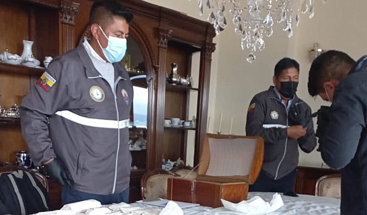 Momento en el que la Fiscalía de Ecuador ingresa a la casa del expresidente de Ecuador Lenín Moreno