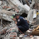 Un miembro de un equipo de búsqueda y rescate del condado de Fairfax, Virginia, evalúa los daños causados por el terremoto en Cali, Colombia, el domingo 16 de agosto de 2026. (Foto AP/Santiago Saldarriaga)