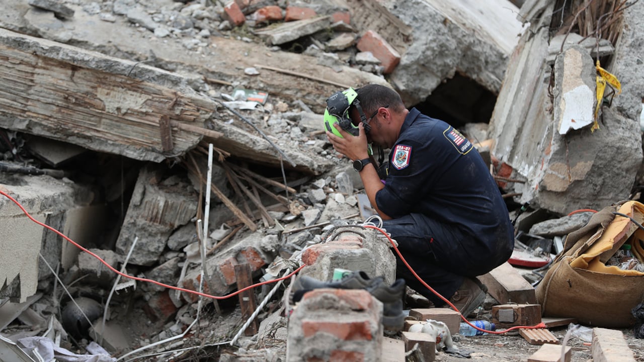 Un miembro de un equipo de búsqueda y rescate del condado de Fairfax, Virginia, evalúa los daños causados por el terremoto en Cali, Colombia, el domingo 16 de agosto de 2026.