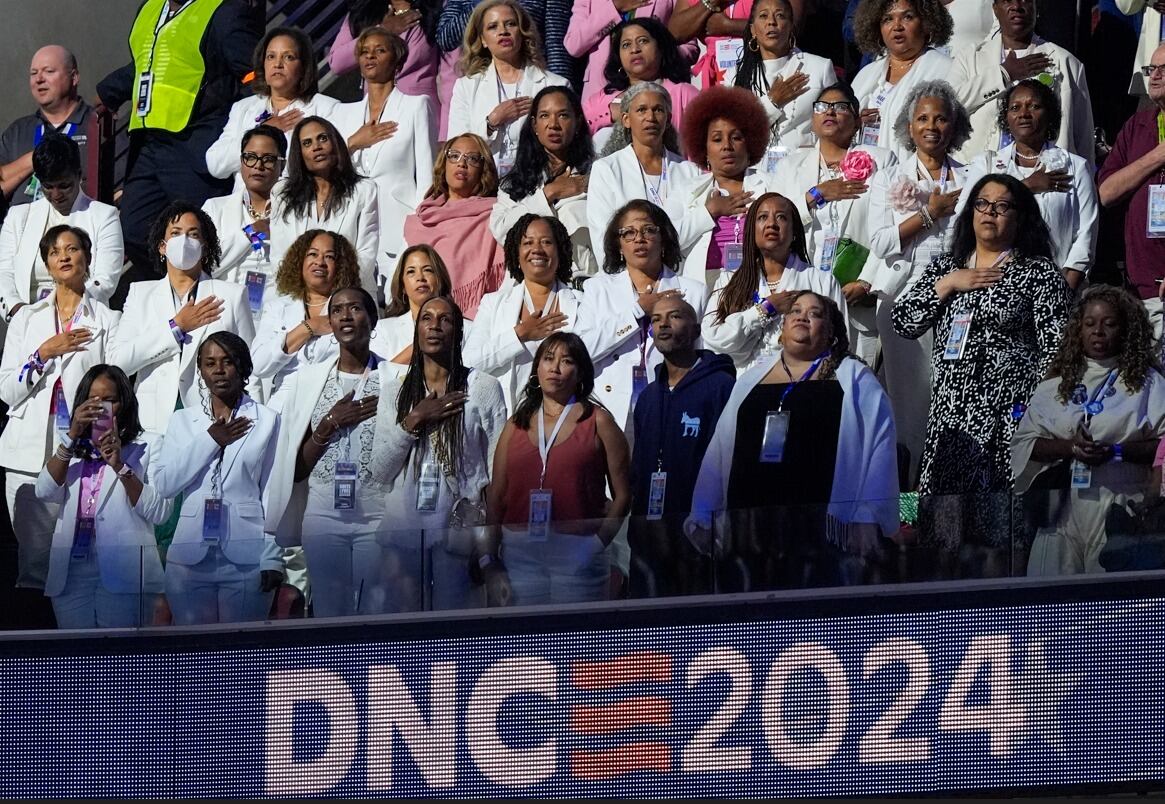 Delegadas en la Convención Nacional Demócrata se visten de blanco en homenaje al sufragio femenino
