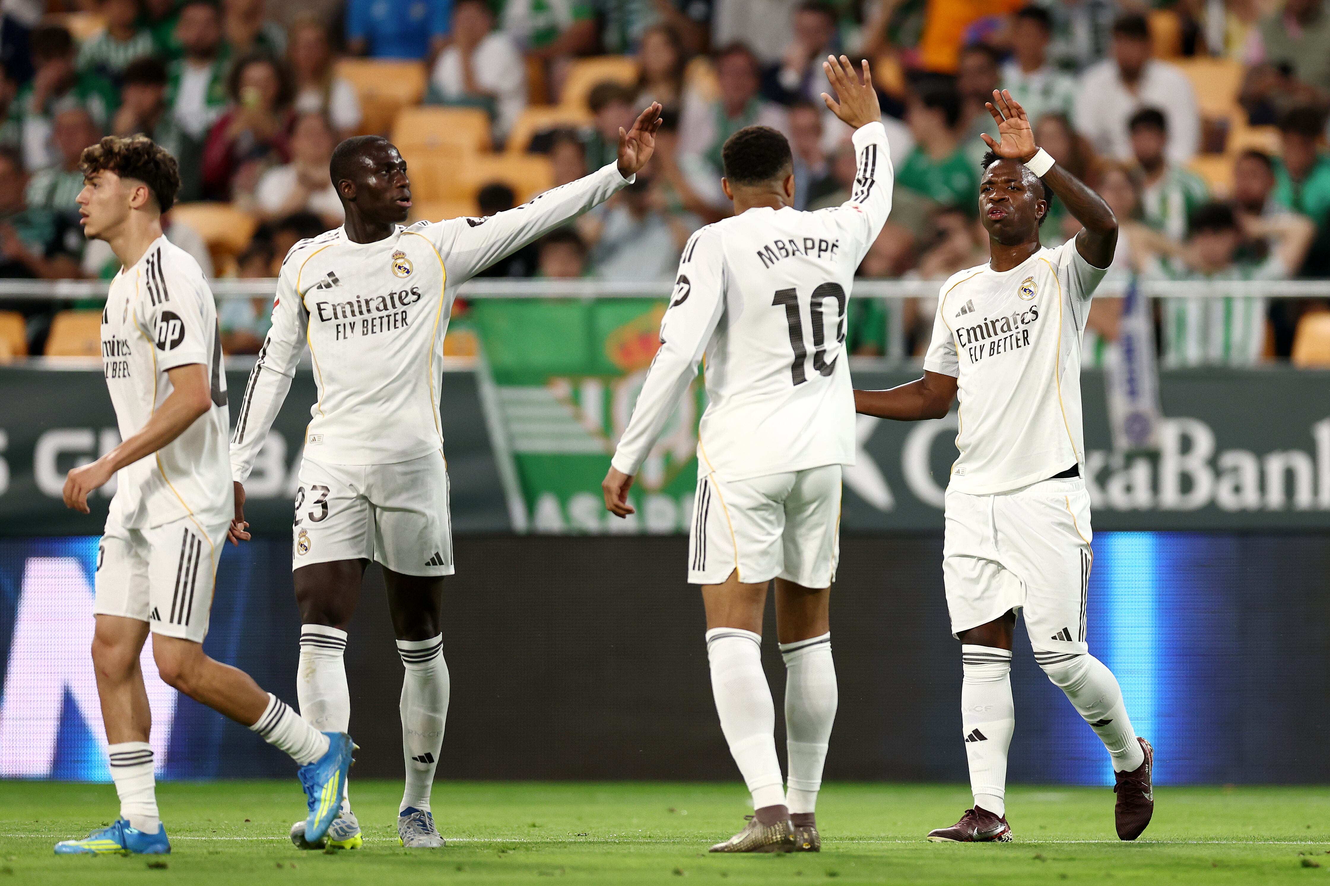Vinicius celebra con Mbappé, Mendy y Brahim Díaz.