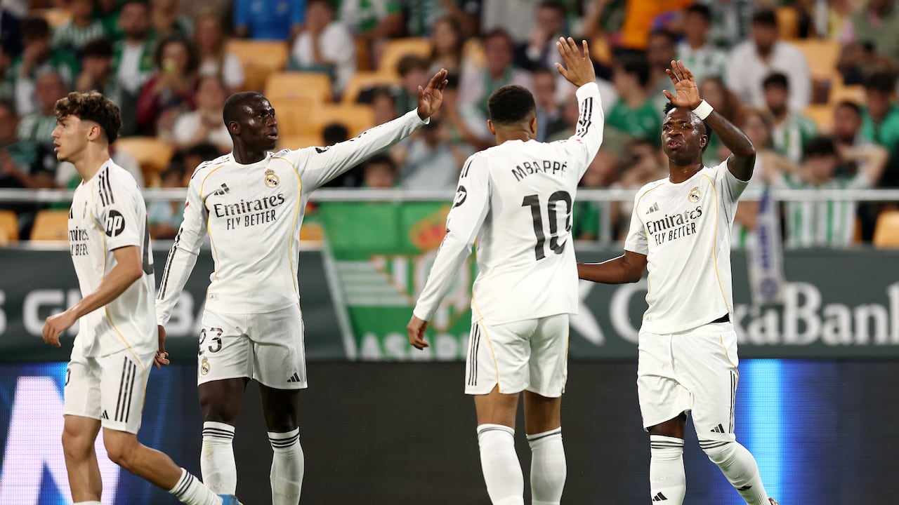 Vinicius celebra con Mbappé, Mendy y Brahim Díaz.