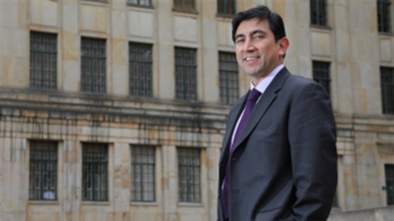 Amante del deporte y la música, Molano sabe que está en una carrera de largo aliento por mejorar la conectividad e infraestructura de telecomunicaciones del país.